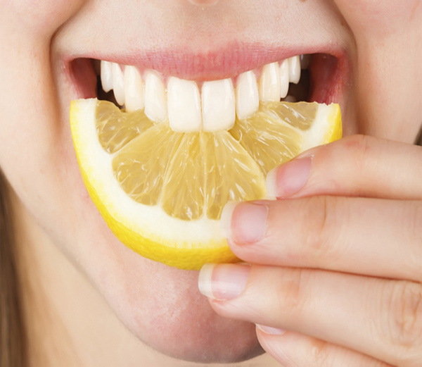 दांतों के पीलेपन का इलाज है आपकी किचन में, जानें 7.....