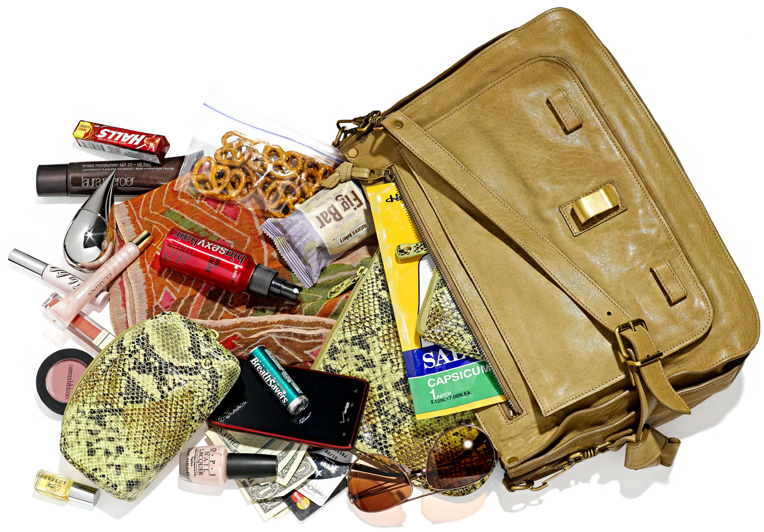10 चीजें जिन्हें हर महिला को अपने पर्स में रखना जरुरी है